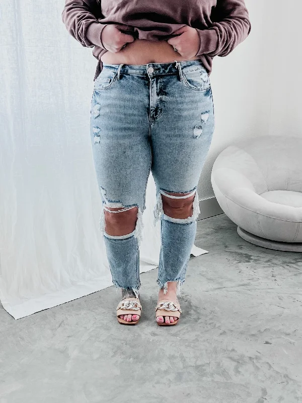 Curvy Flo Distressed Straight Jeans